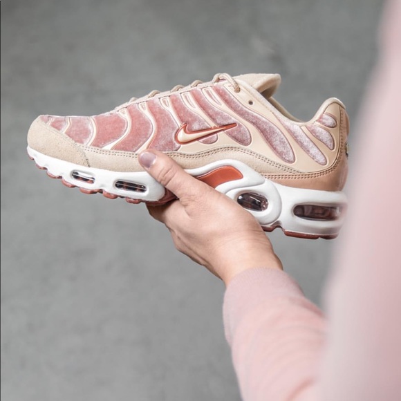 NWT Nike Air Max Plus LX velvet - Picture 2 of 8